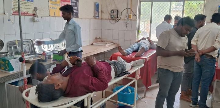 सड़क हादसे में क्षतिग्रस्त ऑटो। स्रोत-वीडियोग्रैब