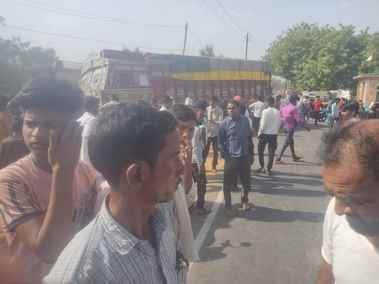 तेज रफ़्तार ट्रक ने बाईक सवारों को कुचला, 3 की मौत 2 घायल।