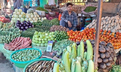 उझानी में फुटकर बाजार में दुकान पर मौजूद सब्जियां। संवाद