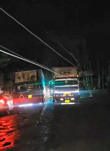 छावनी में तेज बारिश के बीच से गुजरते वाहन। संवाद
