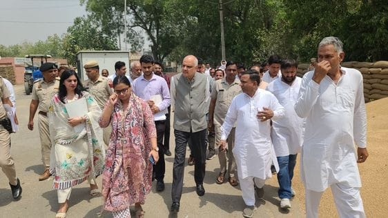 फोटो 09. सोनीपत की गोहाना अनाज मंडी में अधिकारियों के साथ गेहूं खरीद का जायजा लेने पहुंचे अतिर