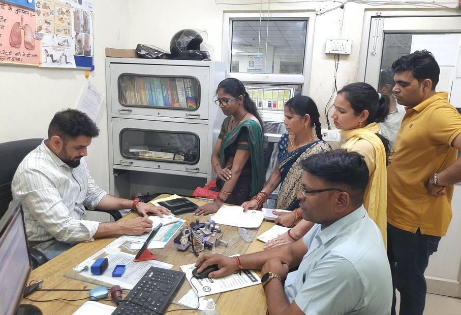 फोटो 20: सोनीपत के नागरिक अस्पताल में मरीजों का उपचार करते फिजिशियन डॉ. संदीप शर्मा। संवाद फोटो 20: सोनीपत के नागरिक अस्पताल में मरीजों का उपचार करते फिजिशियन डॉ. संदीप शर्मा। संवाद