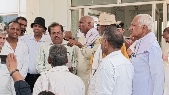 फोटो 24. सोनीपत के गोहाना उपमंडलीय परिसर में प्रदर्शन करते राष्ट्रीय पिछड़ा वर्ग अधिकार मंच के 