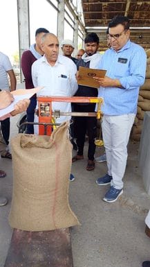 फोटो 28: सोनीपत अनाज मंडी में जांच करती मुख्यमंत्री उडऩदस्ता व माप तौल विभाग की टीम। स्रोत : प