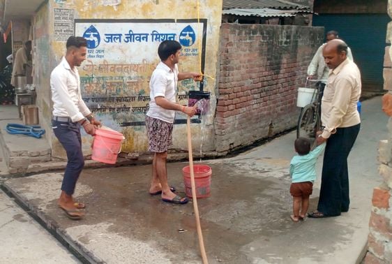 गुलड़िया में पानी की पाइप लाइन ठीक करने को खोदी गई सड़क। संवाद