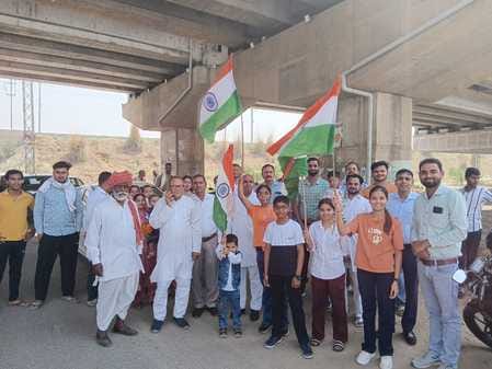 नवनियुक्त सब लेफ्टिनेंट हिमांशी का भाड़ावास में पहुंचने पर स्वागत करते परिजन साथ में ग्रामीण। स