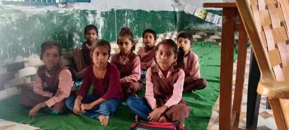 पीएम श्री प्राथमिक विद्यालय नंबर दो के जर्जर भवन में बैठकर पढ़ते बच्चे। संवाद पीएम श्री प्राथमिक विद्यालय नंबर दो के जर्जर भवन में बैठकर पढ़ते बच्चे। संवाद
