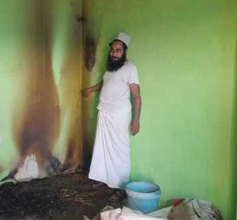 शहर के मोहल्ला पकड़िया में गिरी मकान की दीवार। स्रोत मोहल्ले वासी