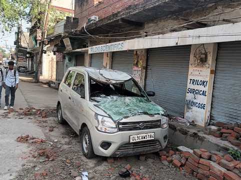शहर के मोहल्ला पकड़िया में गिरी मकान की दीवार। स्रोत मोहल्ले वासी