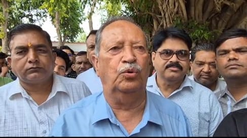 शहर कोतवाली में खड़े व्यापारी। संवाद शहर कोतवाली में खड़े व्यापारी। संवाद