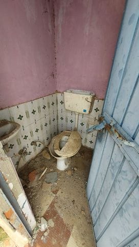 19जेएनडी32: स्कूल की छत का जर्जर हालात में टूटा लेंटर। संवाद 19जेएनडी32: स्कूल की छत का जर्जर हालात में टूटा लेंटर। संवाद