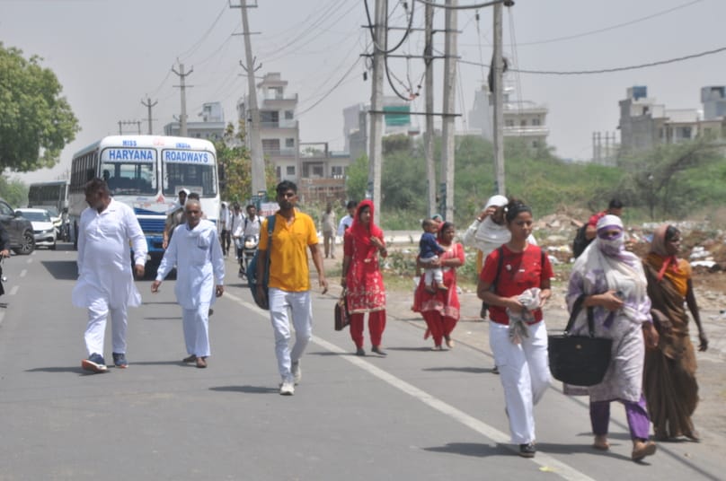 19सीटीके14 पानी किल्लत को लेकर जाम लगाते आजादगढ़ निवासी। संवाद
