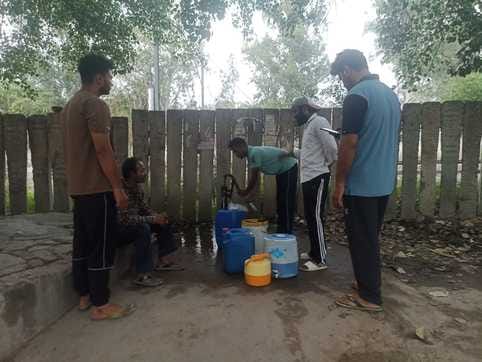 19सीटीके14 पानी किल्लत को लेकर जाम लगाते आजादगढ़ निवासी। संवाद