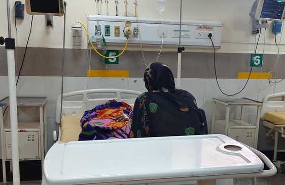 अंबाला छावनी के नागरिक अस्पताल में डॉ. संजीव शर्मा आने वाले बुखार के मरीज की जांच करते हुए: संव
