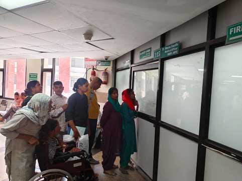 अंबाला छावनी के नागरिक अस्पताल में डॉ. संजीव शर्मा आने वाले बुखार के मरीज की जांच करते हुए: संव