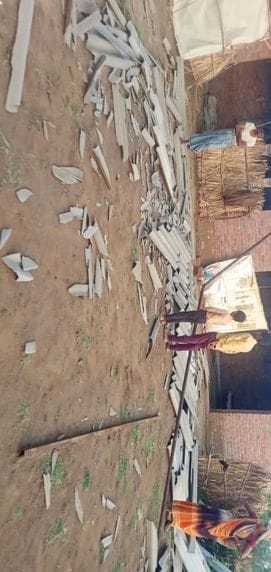 बहेड़ी। मकान का छज्जा गिरकर मृतक किसान के घर जांच करते तहसीलदार