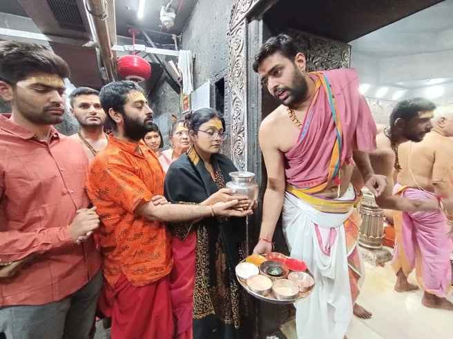 बाबा महाकाल की भस्म आरती देखते अरिजीत सिंह। 