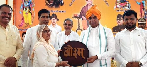 फोटो 15: सोनीपत के गन्नौर स्थित गांधी नगर आर्य समाज मंदिर की प्रधान इंद्रावती को सम्मानित करते 
