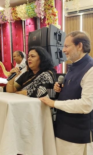 फोटो 46: सोनीपत के गोहाना में आयोजित कार्यक्रम में गाना गाते डॉ. रीटा शर्मा व साथ में गुनगुनाते फोटो 46: सोनीपत के गोहाना में आयोजित कार्यक्रम में गाना गाते डॉ. रीटा शर्मा व साथ में गुनगुनाते