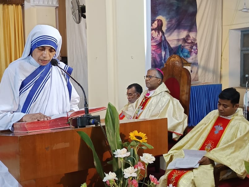 इकरार अहमद......सेंट जोसेफ कैथ्रेडल में पवित्र शनिवार पर आयोजित कार्यक्रम में प्रार्थना करते ईस