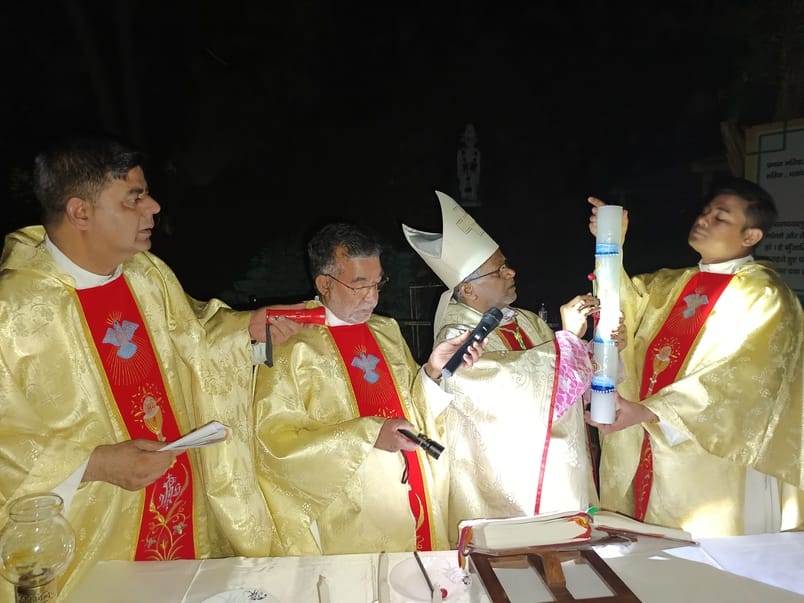इकरार अहमद......सेंट जोसेफ कैथ्रेडल में पवित्र शनिवार पर आयोजित कार्यक्रम में प्रार्थना करते ईस