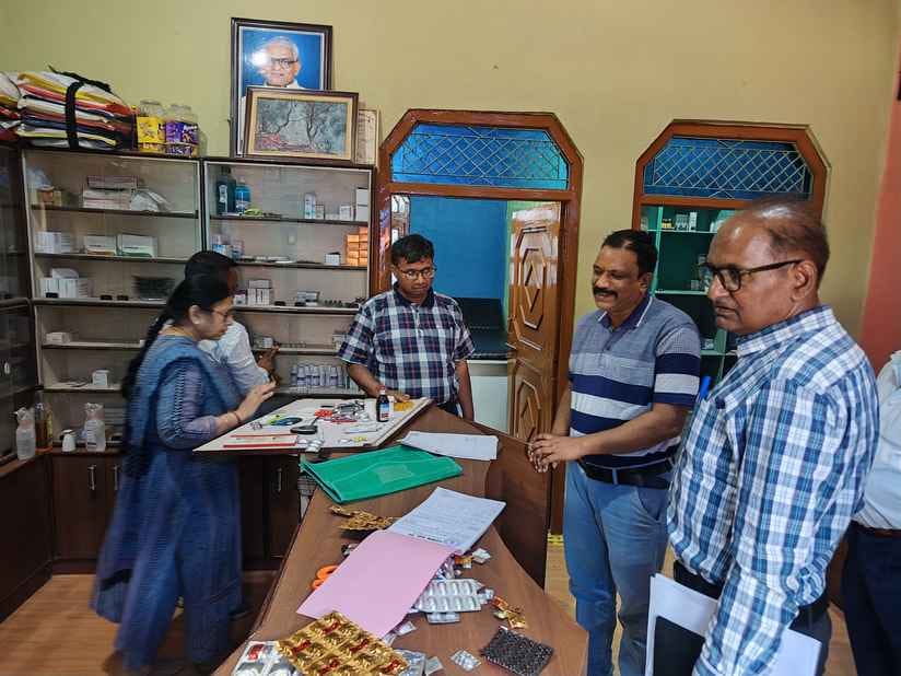 कार्यवाही करती हुई टीम