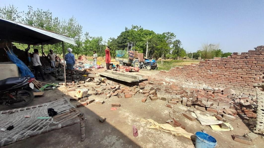 कतर्नियाघाट क्षेत्र में आंधी के बाद विद्युत लाइन को ठीक करते कर्मी।