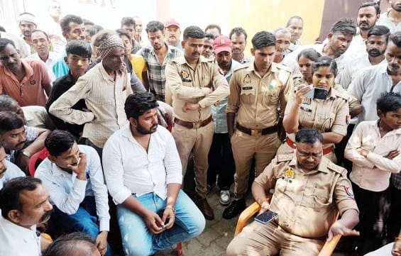 खुटार के गांव लालपुर में प्रधान के पिता की मौत पर गमजदा परिवार की महिलाएं। संवाद खुटार के गांव लालपुर में प्रधान के पिता की मौत पर गमजदा परिवार की महिलाएं। संवाद
