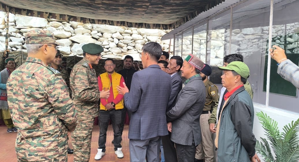 लेफ्टिनेंट जनरल अनिंद्य सेनगुप्ता  पूह में किन्नौर की आवाज रेडियो स्टेशन का किया उद्घाटन करते ह