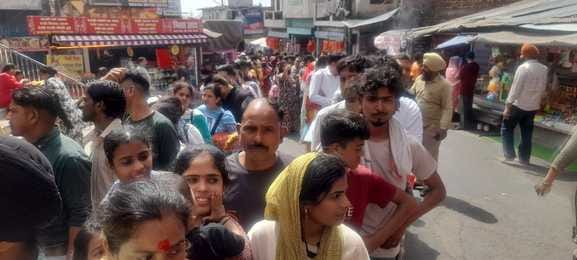 मां चिंतपूर्णी दरबार में दर्शनों के लिए धूप में खड़े श्रद्धालु। स्रोत जागरूक पाठक मां चिंतपूर्णी दरबार में दर्शनों के लिए धूप में खड़े श्रद्धालु। स्रोत जागरूक पाठक
