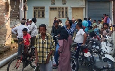 मोहल्ला अलीजई में लोहे की ग्रिल से टच हुई 11 हजार की लाइन को डंडे से दूर करता मकान मालिक। संवाद मोहल्ला अलीजई में लोहे की ग्रिल से टच हुई 11 हजार की लाइन को डंडे से दूर करता मकान मालिक। संवाद