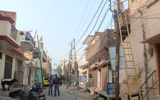 मोहल्ला अलीजई में लोहे की ग्रिल से टच हुई 11 हजार की लाइन को डंडे से दूर करता मकान मालिक। संवाद मोहल्ला अलीजई में लोहे की ग्रिल से टच हुई 11 हजार की लाइन को डंडे से दूर करता मकान मालिक। संवाद