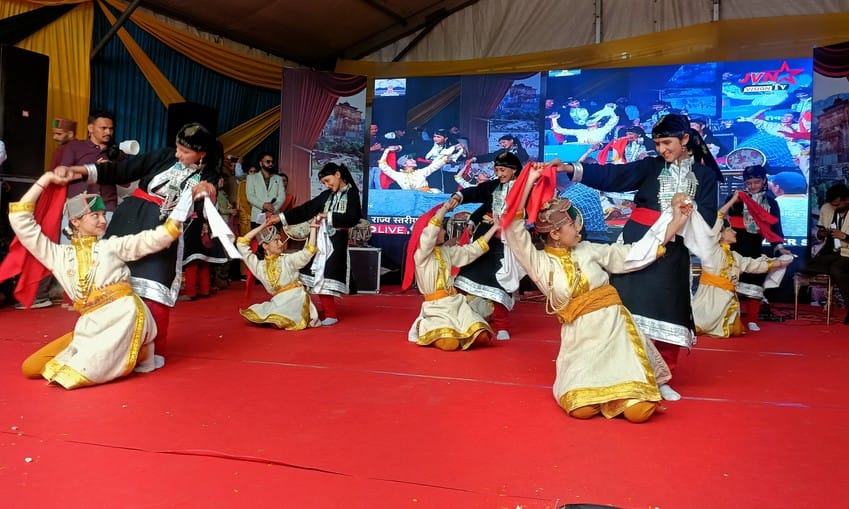 राज्य स्तरीय रोहडू़ मेले में उपस्थित लोक निर्माण विभाग मंत्री विक्रमादित्य सिंह मंत्री व अन्य