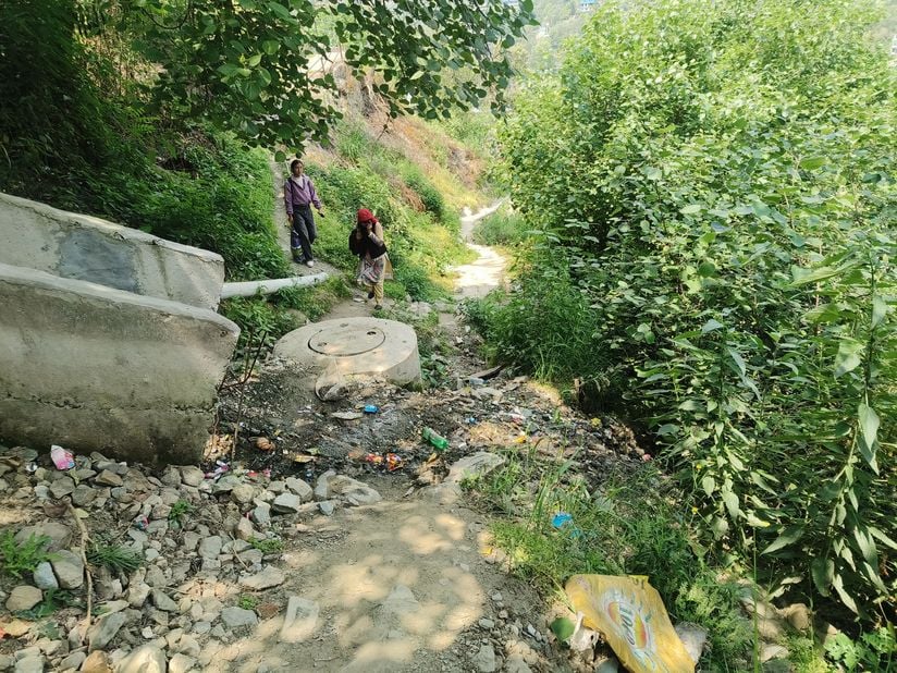 रामपुर से रचोली  की ओर जाने वाली पैदल रास्ता खस्ताहाल। संवाद