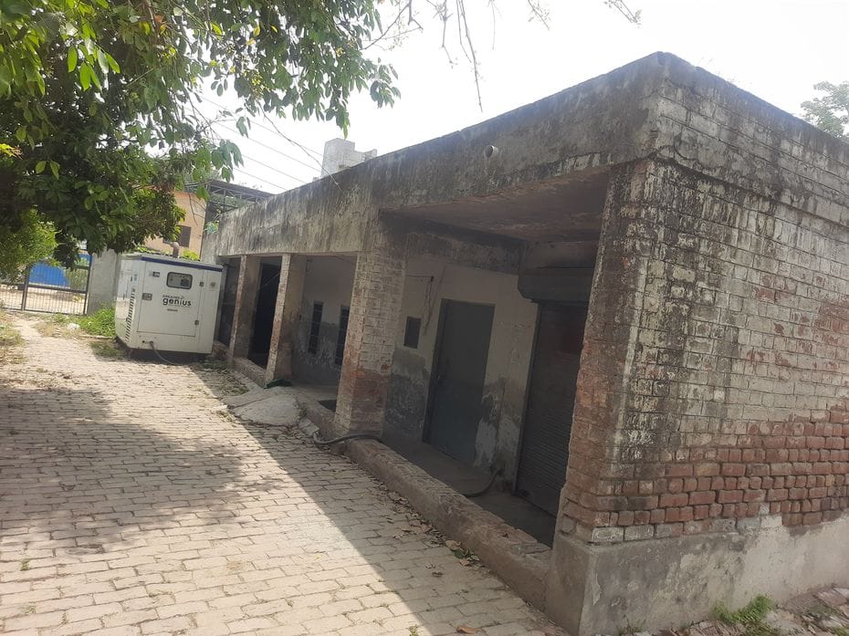  सोनीपत के कालूपुर के पास एफसीआई के गोदाम में जाकर पानी भरती महिलाएं। स्रोत : पाठक
