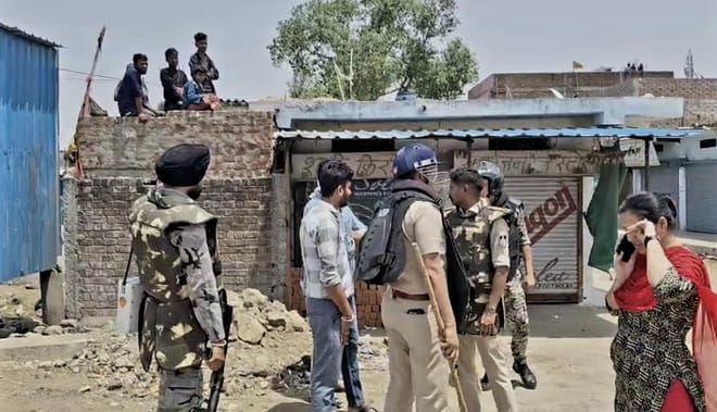 सानोधा गांव में तैनात पुलिस बल
