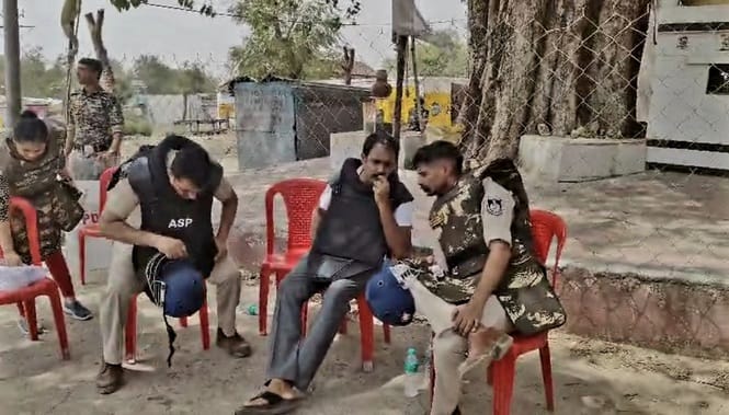 सानोधा गांव में तैनात पुलिस बल