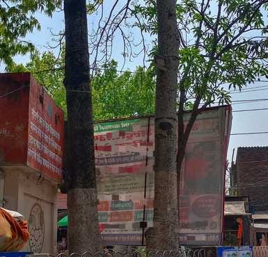 शहर में टनकपुर मार्ग पर बिजली के खंभों और बांस-बल्ली के सहारे टांगी गई अवैध होर्डिंग  संवाद
