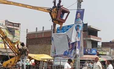 शहर में टनकपुर मार्ग पर बिजली के खंभों और बांस-बल्ली के सहारे टांगी गई अवैध होर्डिंग  संवाद