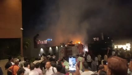 शादी समारोह की आतिशबाजी से लगी भीषण आग शादी समारोह की आतिशबाजी से लगी भीषण आग
