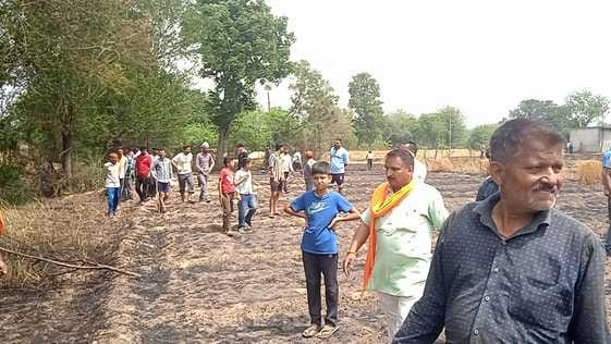 टक्का में खेतों में भड़की आग को बुझाते दमकल कर्मी। -स्रोत : विभाग टक्का में खेतों में भड़की आग को बुझाते दमकल कर्मी। -स्रोत : विभाग