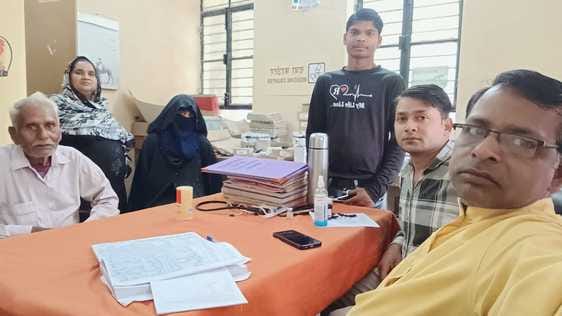 दोपहर 12:44 बजे पीएचसी ललौरीखेड़ा में खाली पड़ी फार्मासिस्ट की कुर्सी संवाद