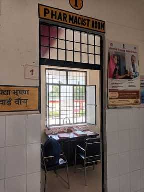 दोपहर 12:44 बजे पीएचसी ललौरीखेड़ा में खाली पड़ी फार्मासिस्ट की कुर्सी संवाद