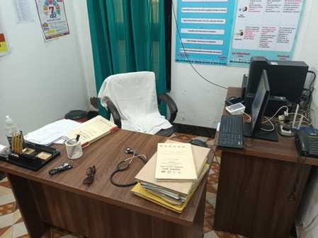 दोपहर 12:44 बजे पीएचसी ललौरीखेड़ा में खाली पड़ी फार्मासिस्ट की कुर्सी संवाद