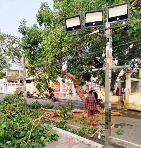 उसावां में बिजली के पोल समेत गिरा ट्रांसफार्मर। संवाद उसावां में बिजली के पोल समेत गिरा ट्रांसफार्मर। संवाद