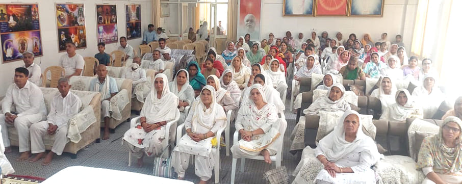 20जेएनडी16-पिल्लूखेड़ा में डॉ. रतन मोहनी को श्रद्धा सुमन अर्पित करती बीके रजनी। संवाद
