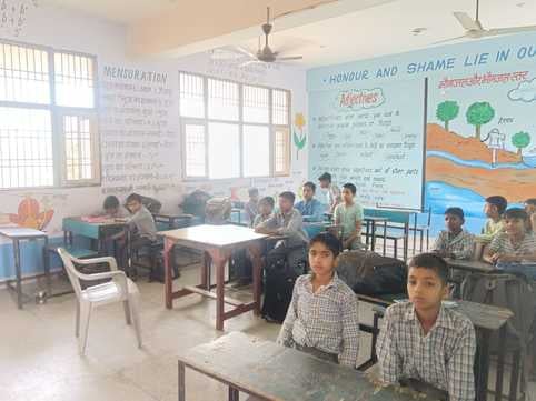 20सीटीके21...बोहर गांव के राजकीय उच्च विद्यालय में कक्षा में लगा ग्रीन बोर्ड। स्रोत: संवाद