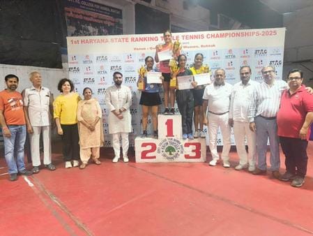 20सीटीके36-राजकीय स्नातकोत्तर महिला महाविद्यालय में मैच खेलते खिलाड़ी। संवाद 20सीटीके36-राजकीय स्नातकोत्तर महिला महाविद्यालय में मैच खेलते खिलाड़ी। संवाद