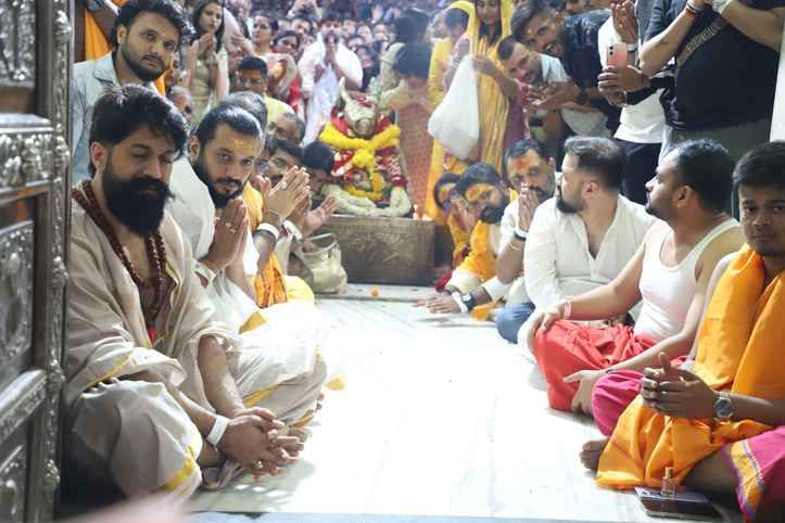 दर्शन कर या बोले अभिनेता यश और अभिनेत्रि मोनिका। 