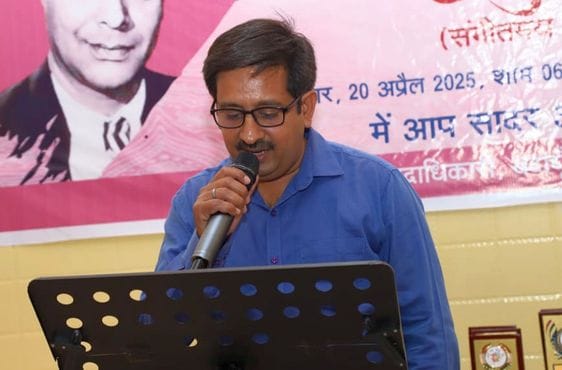बदायूं क्लब में गीतकार शकील बदायूंनी की पुण्यतिथि के अवसर पर आयोजित कार्यक्रम में मौजूद लोग। स्